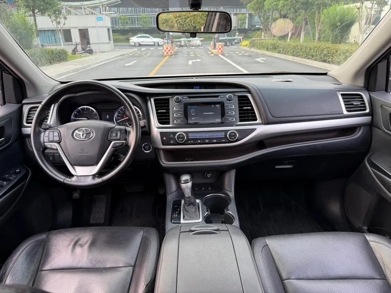 Toyota Highlander 2015 2.0T Version de luxe à deux roues motrices 7 Siège intérieur photo 14 Toyota Highlander 2015 2.0T Version de luxe à deux roues motrices 7 Siège intérieur photo 14