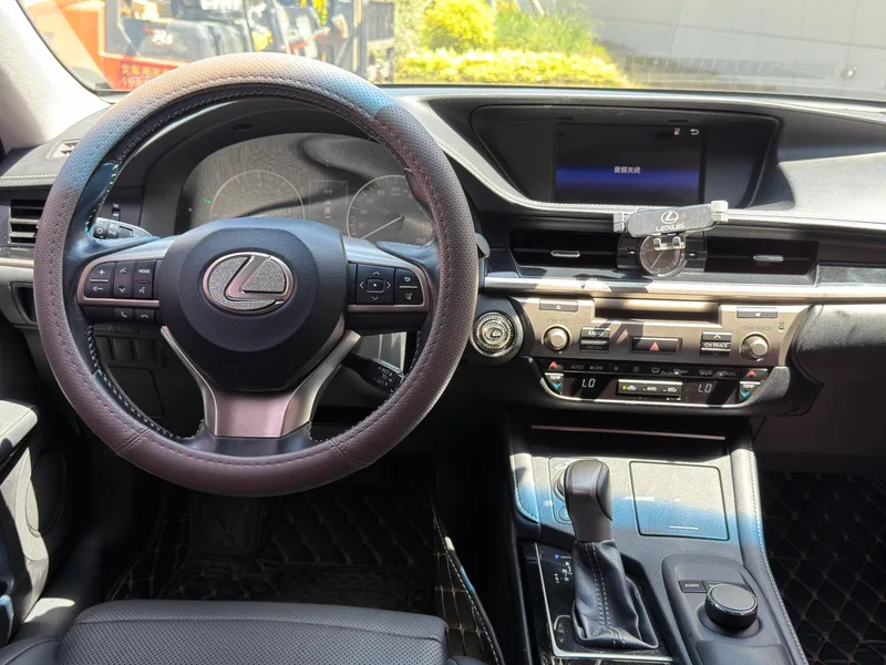Lexus ES 2015 200 Comfort Edition interior photo 8 Lexus ES 2015 200 Comfort Edition interior photo 8