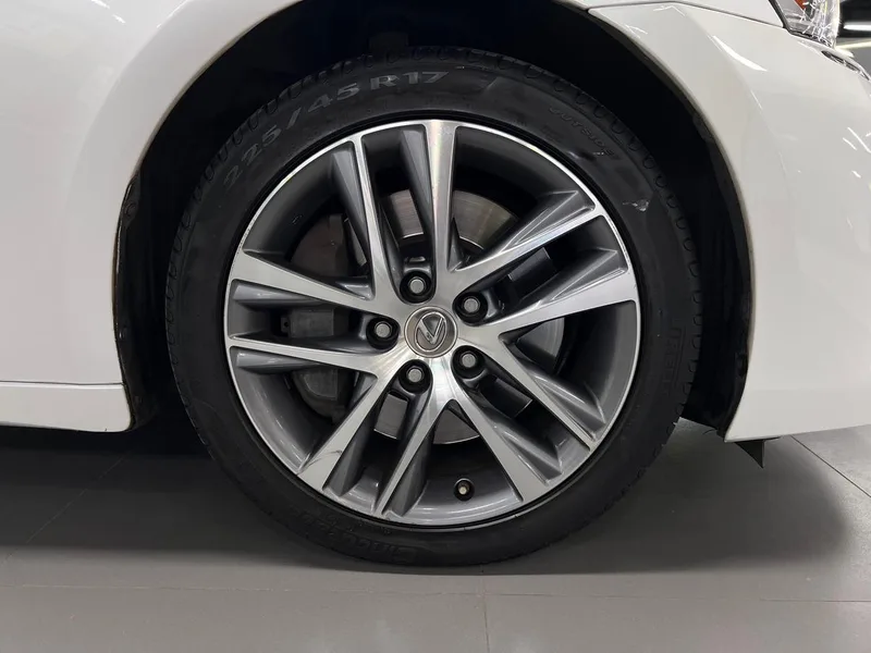 Lexus IS 2017 300 Leading Edition interior photo 11 Lexus IS 2017 300 Leading Edition interior photo 11