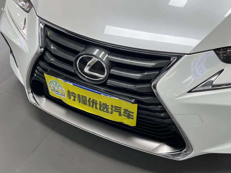 Lexus IS 2017 300 Leading Edition interior photo 14 Lexus IS 2017 300 Leading Edition interior photo 14