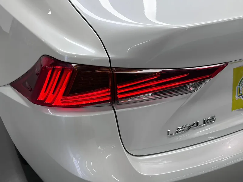 Lexus IS 2017 300 Leading Edition interior photo 16 Lexus IS 2017 300 Leading Edition interior photo 16