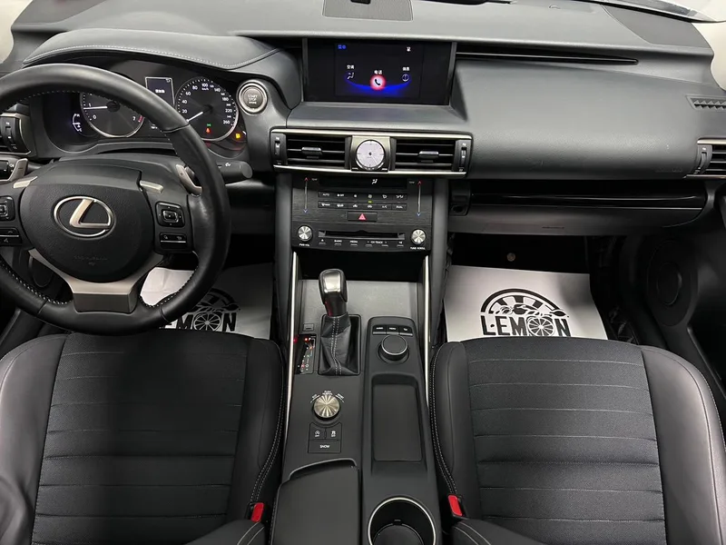 Lexus IS 2017 300 Leading Edition interior photo 19 Lexus IS 2017 300 Leading Edition interior photo 19
