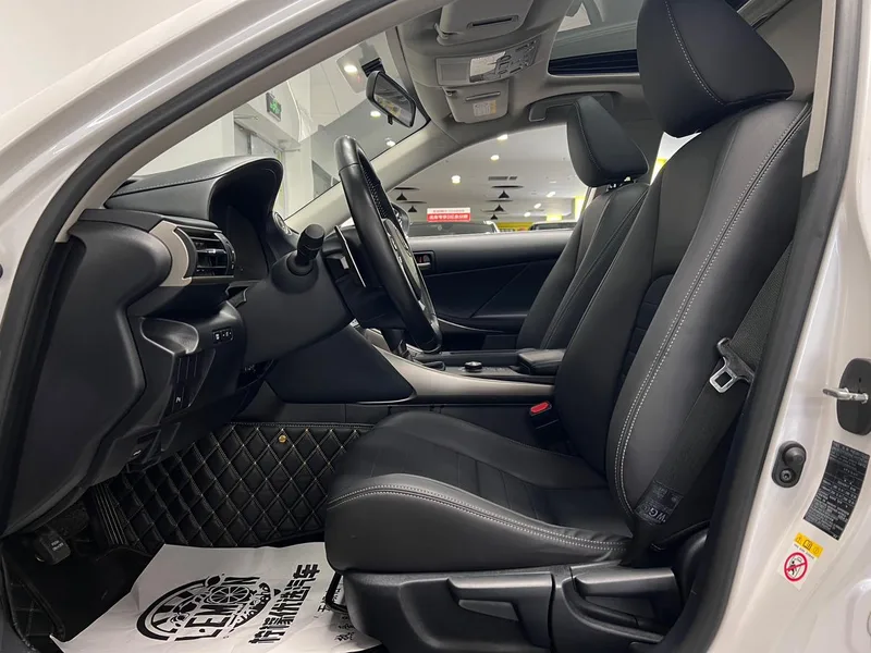 Lexus IS 2017 300 Leading Edition interior photo 20 Lexus IS 2017 300 Leading Edition interior photo 20