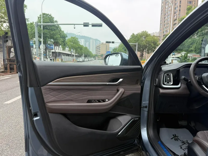 Geely Monjaro 2026 2.0TD High-power automatic four-wheel drive oriental obsidian full moon version interior photo 20 Geely Monjaro 2026 2.0TD High-power automatic four-wheel drive oriental obsidian full moon version interior photo 20