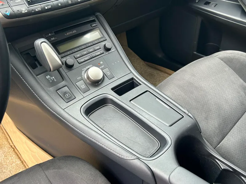 Lexus CT 2020 CT200h Elite Edition Two colors interior photo 8 Lexus CT 2020 CT200h Elite Edition Two colors interior photo 8