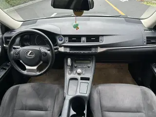 Lexus CT 2020 CT200h Elite Edition Two colors interior photo 10 Lexus CT 2020 CT200h Elite Edition Two colors interior photo 10