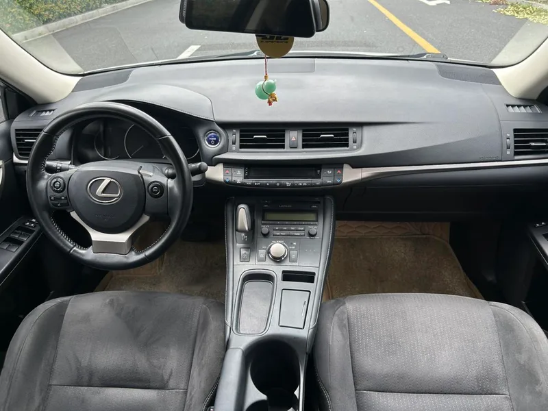 Lexus CT 2020 CT200h Elite Edition Two colors interior photo 10 Lexus CT 2020 CT200h Elite Edition Two colors interior photo 10