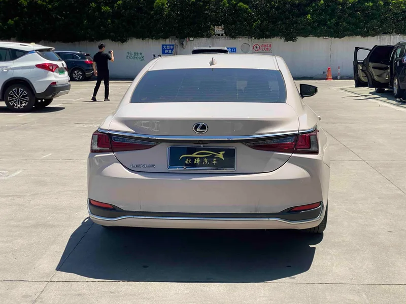 Lexus ES 2022 200 Premium Edition interior photo 9 Lexus ES 2022 200 Premium Edition interior photo 9