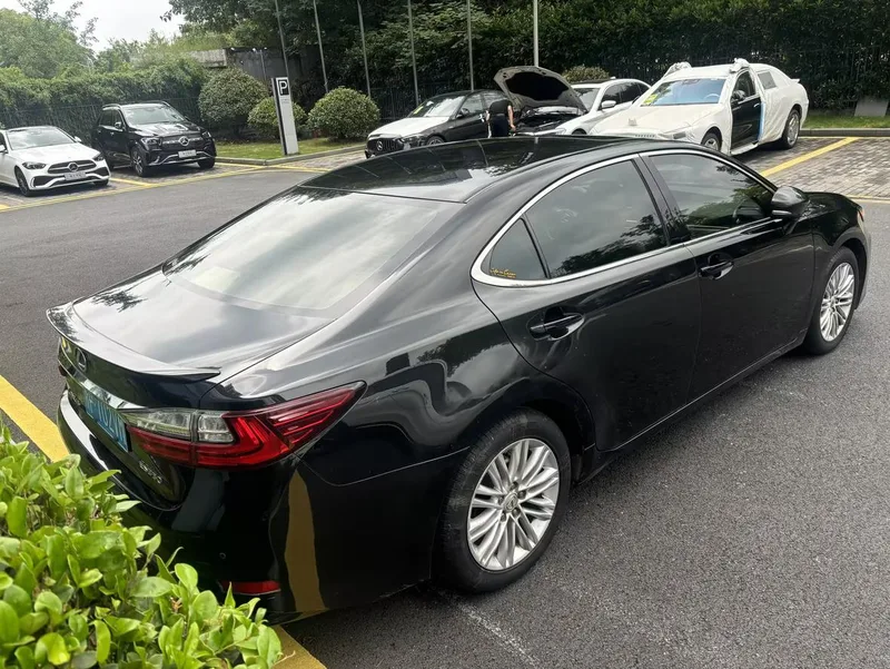 Lexus ES 2015 200 Comfort Edition interior photo 9 Lexus ES 2015 200 Comfort Edition interior photo 9