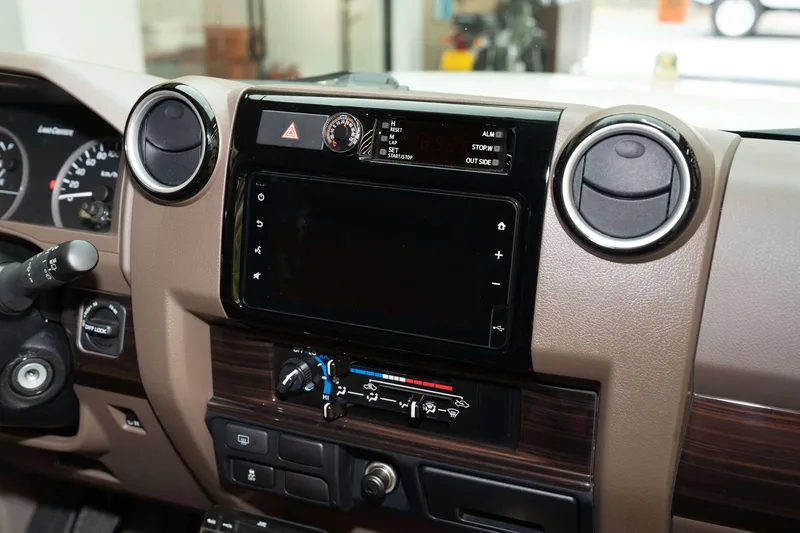 Toyota Land Cruiser 70 Series 2022 4.0L Manual Four-wheel drive 5 seat parallel import interior photo 14 Toyota Land Cruiser 70 Series 2022 4.0L Manual Four-wheel drive 5 seat parallel import interior photo 14