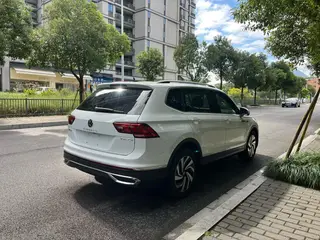 Volkswagen Tiguan L 2023 300TSI Version intelligente à deux roues motrices intérieur photo 6 Volkswagen Tiguan L 2023 300TSI Version intelligente à deux roues motrices intérieur photo 6