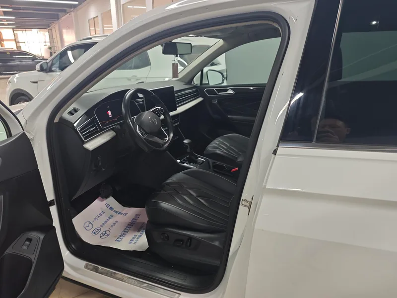 Volkswagen Tiguan L 2023 300TSI Versión de disfrute inteligente con tracción en dos ruedas interior foto 6