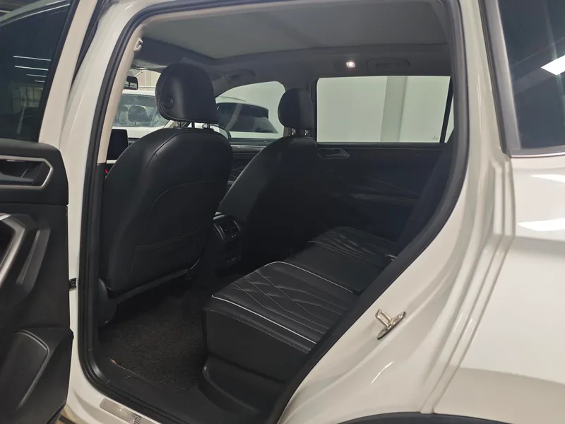 Volkswagen Tiguan L 2023 300TSI Versión de disfrute inteligente con tracción en dos ruedas interior foto 7
