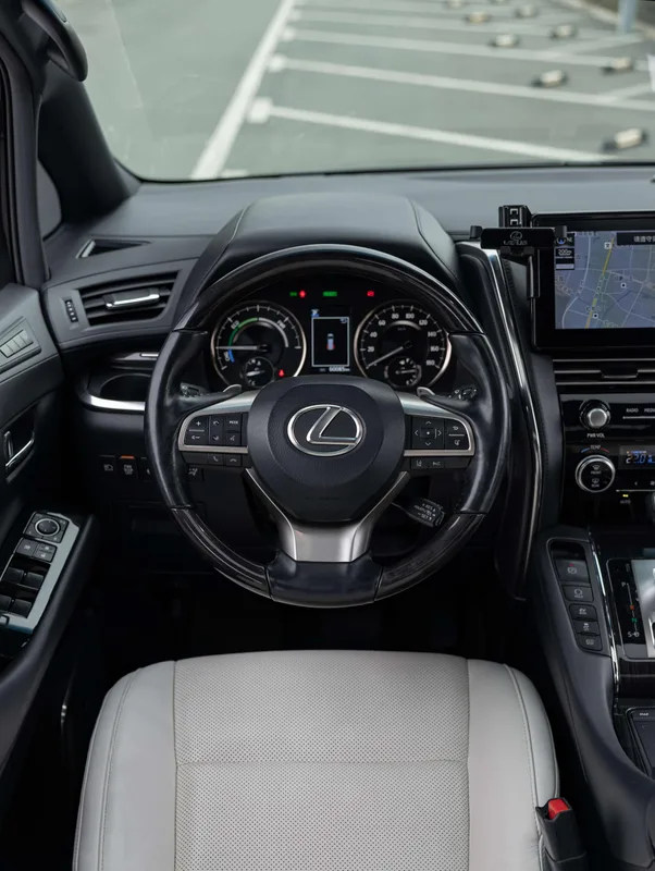 Lexus LM 2020 300h E-Four Seven Elegant Edition interior photo 12 Lexus LM 2020 300h E-Four Seven Elegant Edition interior photo 12
