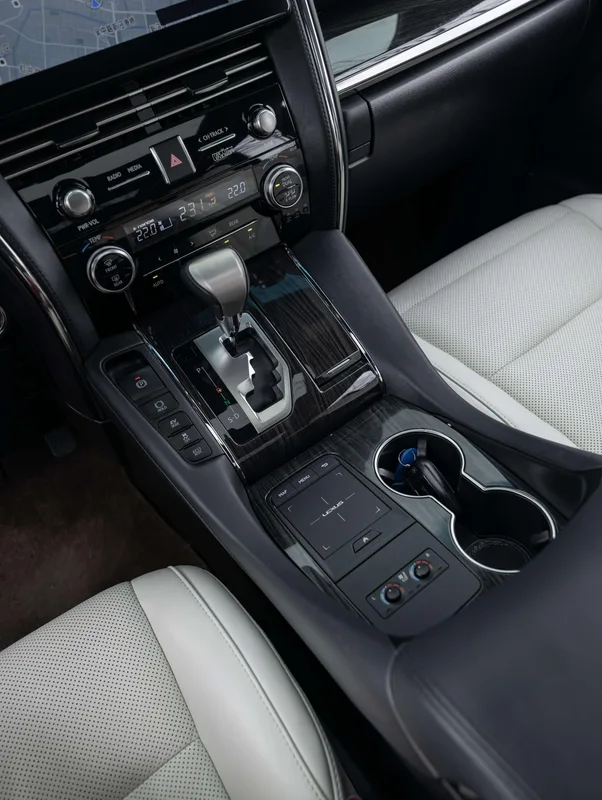 Lexus LM 2020 300h E-Four Seven Elegant Edition interior photo 15 Lexus LM 2020 300h E-Four Seven Elegant Edition interior photo 15