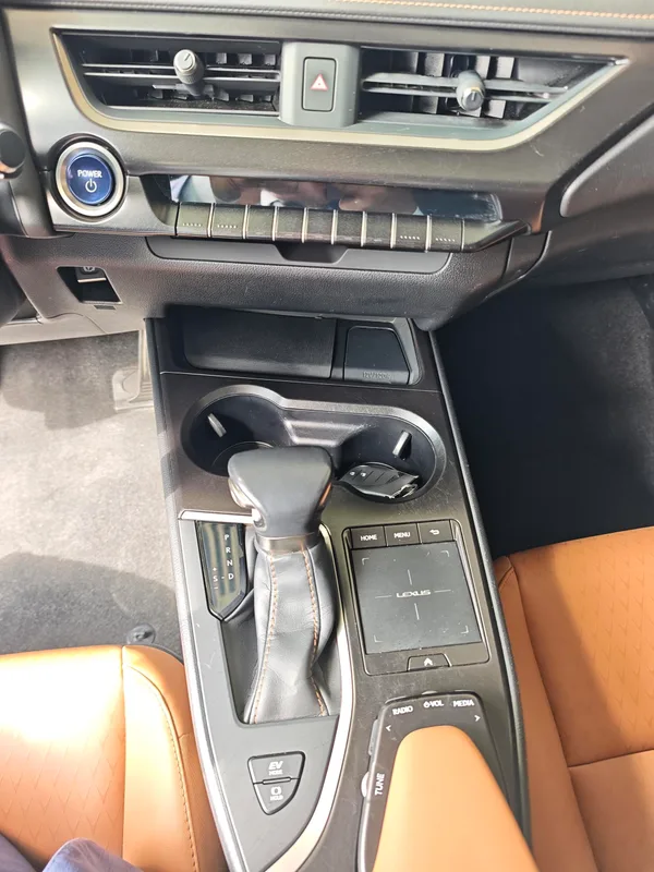 Lexus UX 2020 260h Explorando Versión divertida País VI exterior foto 8 Lexus UX 2020 260h Explorando Versión divertida País VI exterior foto 8