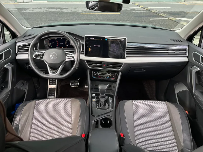 Volkswagen Tiguan L 2023 Restyling 330TSI Two-wheel drive R-Line Enjoy more version interior photo 7 Volkswagen Tiguan L 2023 Restyling 330TSI Two-wheel drive R-Line Enjoy more version interior photo 7
