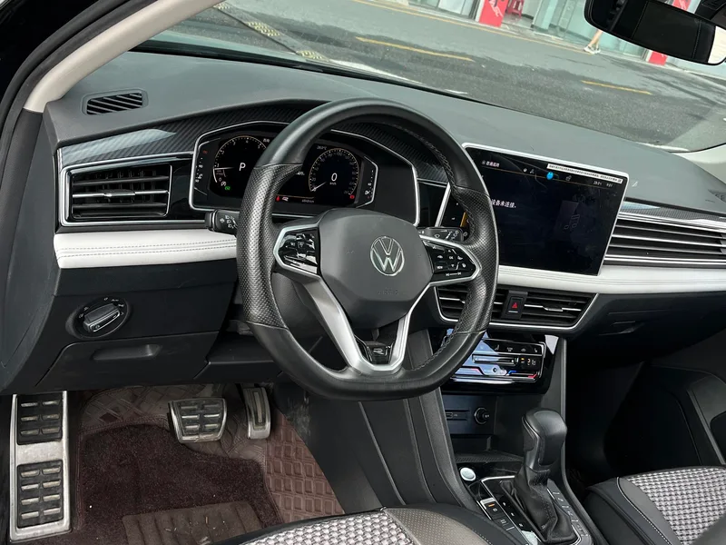 Volkswagen Tiguan L 2023 Restyling 330TSI Two-wheel drive R-Line Enjoy more version interior photo 8 Volkswagen Tiguan L 2023 Restyling 330TSI Two-wheel drive R-Line Enjoy more version interior photo 8