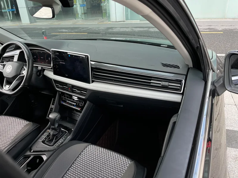 Volkswagen Tiguan L 2023 Restyling 330TSI Two-wheel drive R-Line Enjoy more version interior photo 10 Volkswagen Tiguan L 2023 Restyling 330TSI Two-wheel drive R-Line Enjoy more version interior photo 10