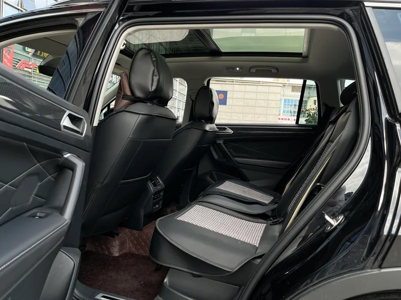 Volkswagen Tiguan L 2023 Restyling 330TSI Two-wheel drive R-Line Enjoy more version interior photo 12 Volkswagen Tiguan L 2023 Restyling 330TSI Two-wheel drive R-Line Enjoy more version interior photo 12