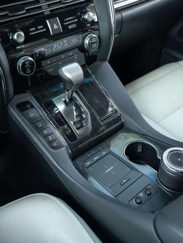 Lexus LM 2020 300h E-Four Seven Elegant Edition interior photo 15 Lexus LM 2020 300h E-Four Seven Elegant Edition interior photo 15