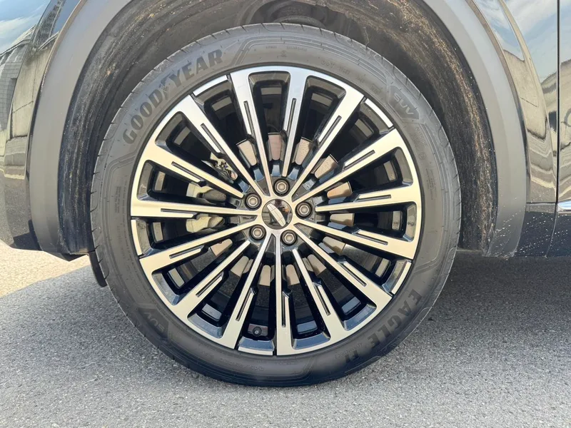 Geely Monjaro 2025 2.0TD High-power automatic two-wheel drive oriental obsidian star version exterior photo 5 Geely Monjaro 2025 2.0TD High-power automatic two-wheel drive oriental obsidian star version exterior photo 5