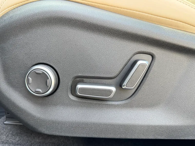 Geely Monjaro 2025 2.0TD High-power automatic two-wheel drive oriental obsidian star version interior photo 12 Geely Monjaro 2025 2.0TD High-power automatic two-wheel drive oriental obsidian star version interior photo 12