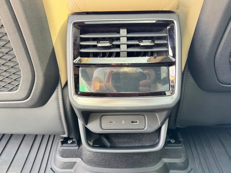 Geely Monjaro 2025 2.0TD High-power automatic two-wheel drive oriental obsidian star version interior photo 20 Geely Monjaro 2025 2.0TD High-power automatic two-wheel drive oriental obsidian star version interior photo 20