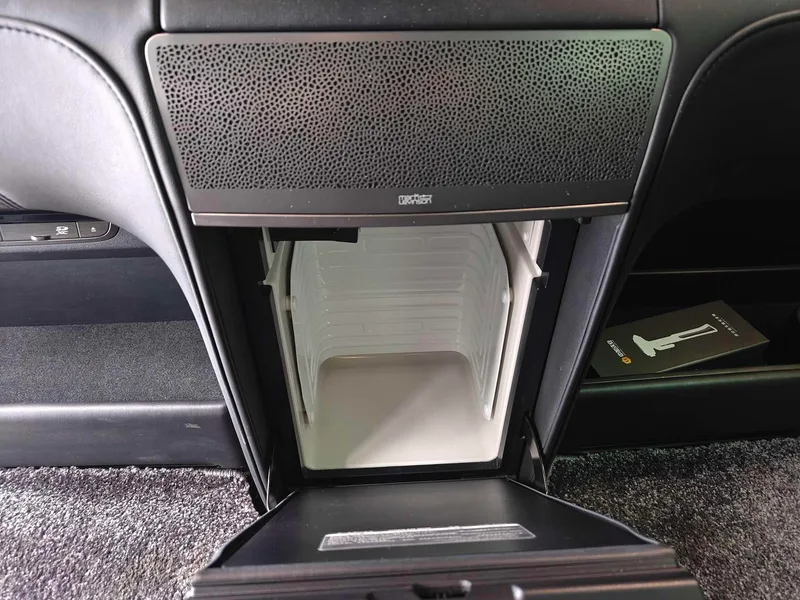 Lexus LM 2020 300h E-Four Four Imperial Edition interior photo 15