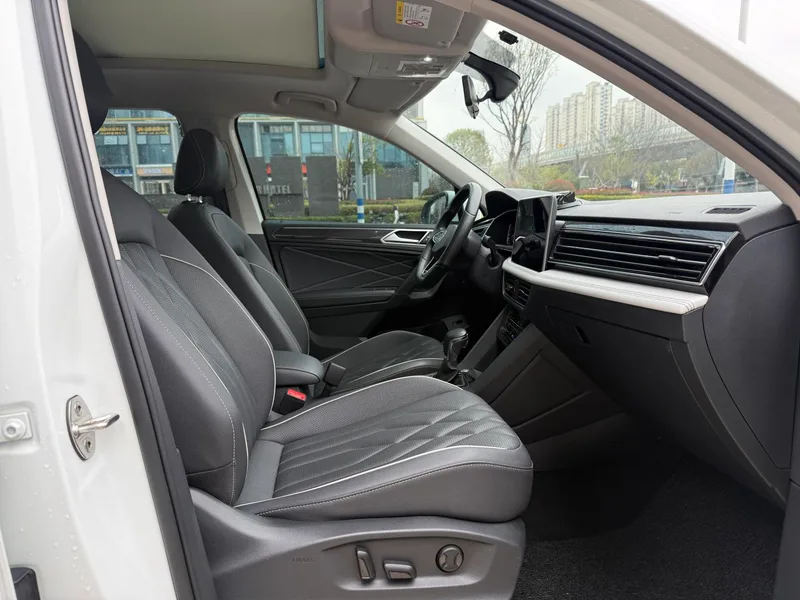 Volkswagen Tiguan L 2023 300TSI Version intelligente à deux roues motrices intérieur photo 9 Volkswagen Tiguan L 2023 300TSI Version intelligente à deux roues motrices intérieur photo 9