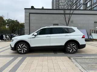 Volkswagen Tiguan L 2023 300TSI Version intelligente à deux roues motrices intérieur photo 11 Volkswagen Tiguan L 2023 300TSI Version intelligente à deux roues motrices intérieur photo 11