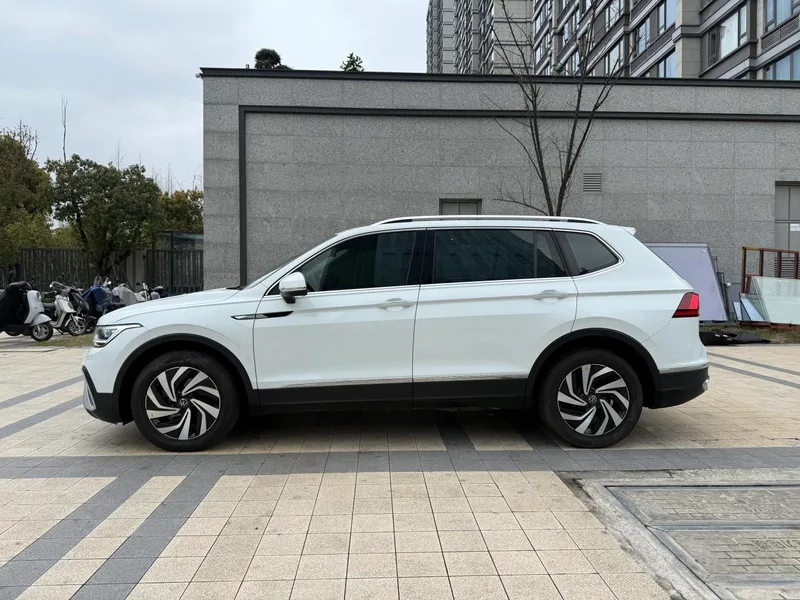 Volkswagen Tiguan L 2023 300TSI Version intelligente à deux roues motrices intérieur photo 11 Volkswagen Tiguan L 2023 300TSI Version intelligente à deux roues motrices intérieur photo 11