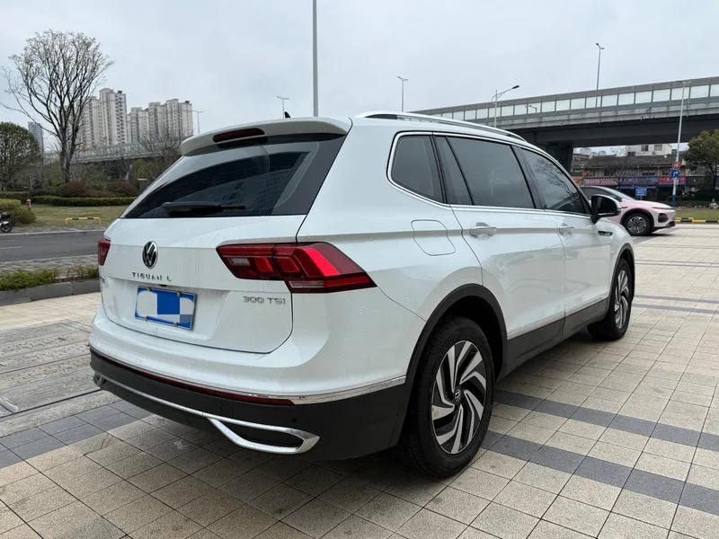 Volkswagen Tiguan L 2023 300TSI Version intelligente à deux roues motrices intérieur photo 12 Volkswagen Tiguan L 2023 300TSI Version intelligente à deux roues motrices intérieur photo 12
