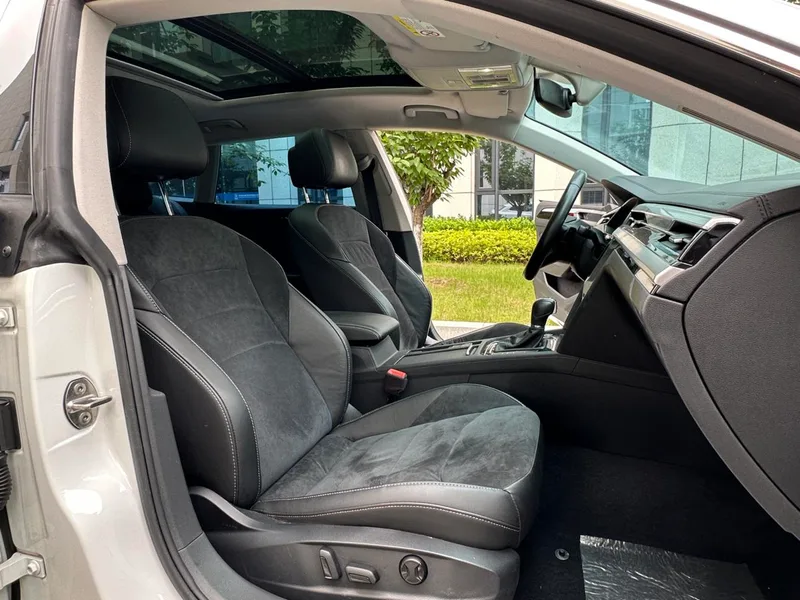 Volkswagen CC 2021 Охотничий автомобиль 330TSI Охотничье издание интерьер фото 17 Volkswagen CC 2021 Охотничий автомобиль 330TSI Охотничье издание интерьер фото 17