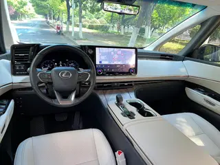 Lexus LM 2023 500h DIRECT4 Edición de respeto de seis plazas interior foto 12