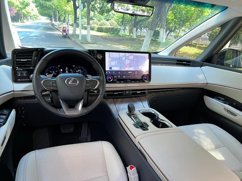 Lexus LM 2023 500h DIRECT4 Edición de respeto de seis plazas interior foto 12