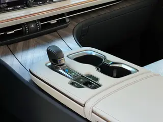 Lexus LM 2023 500h DIRECT4 Edición de respeto de seis plazas interior foto 15