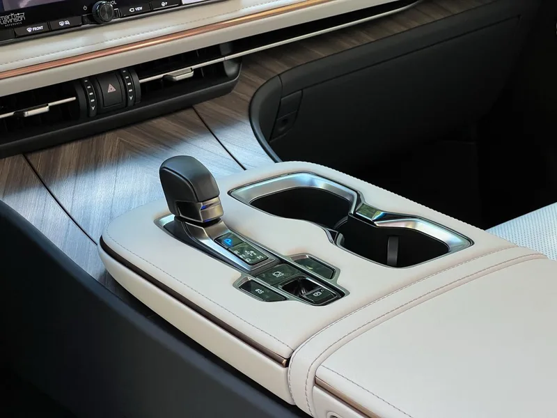 Lexus LM 2023 500h DIRECT4 Edición de respeto de seis plazas interior foto 15