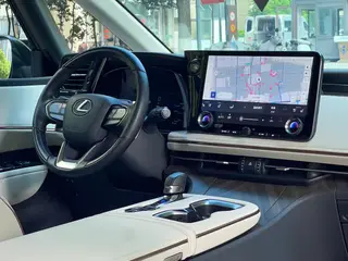 Lexus LM 2023 500h DIRECT4 Edición de respeto de seis plazas interior foto 16