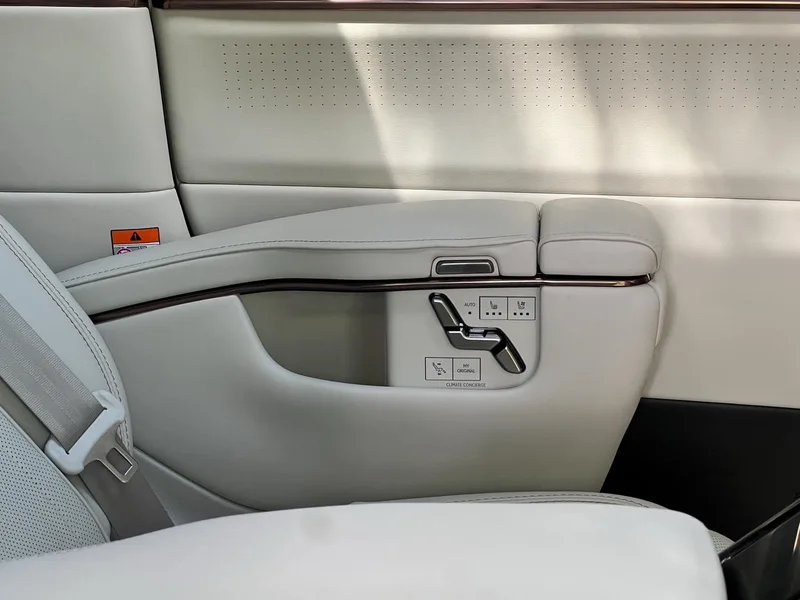 Lexus LM 2023 500h DIRECT4 Edición de respeto de seis plazas interior foto 18