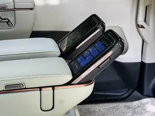 Lexus LM 2023 500h DIRECT4 Edición de respeto de seis plazas interior foto 19