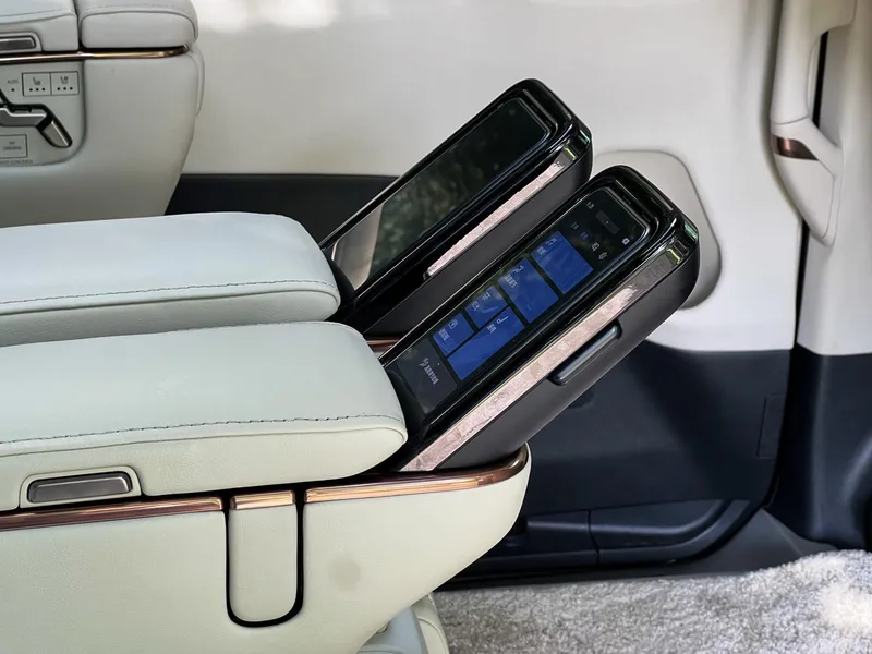 Lexus LM 2023 500h DIRECT4 Edición de respeto de seis plazas interior foto 19