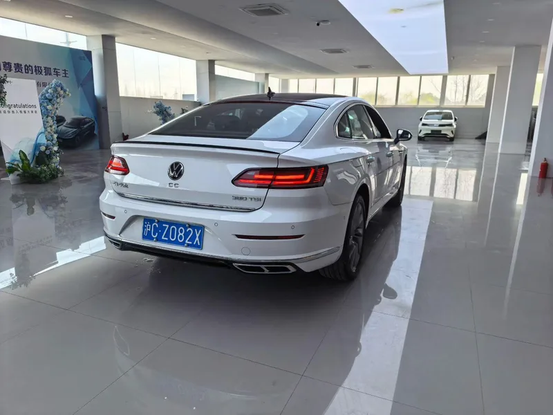 Volkswagen CC 2024 380TSI Version accrocheuse intérieur photo 9 Volkswagen CC 2024 380TSI Version accrocheuse intérieur photo 9