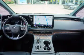 Lexus LM 2023 500h DIRECT4 Six Seat Prestige Edition interior photo 12 Lexus LM 2023 500h DIRECT4 Six Seat Prestige Edition interior photo 12