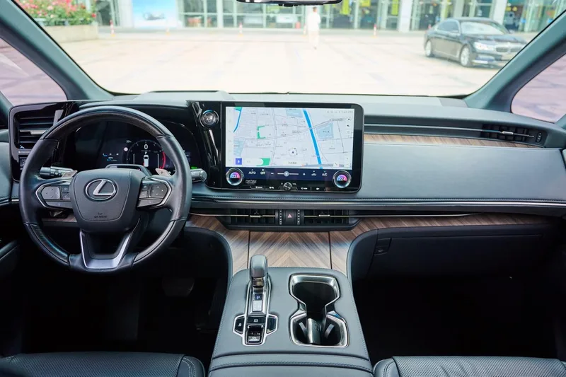 Lexus LM 2023 500h DIRECT4 Six Seat Prestige Edition interior photo 12 Lexus LM 2023 500h DIRECT4 Six Seat Prestige Edition interior photo 12