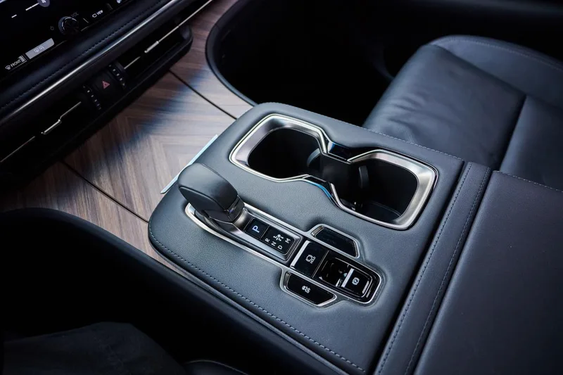 Lexus LM 2023 500h DIRECT4 Six Seat Prestige Edition interior photo 15 Lexus LM 2023 500h DIRECT4 Six Seat Prestige Edition interior photo 15