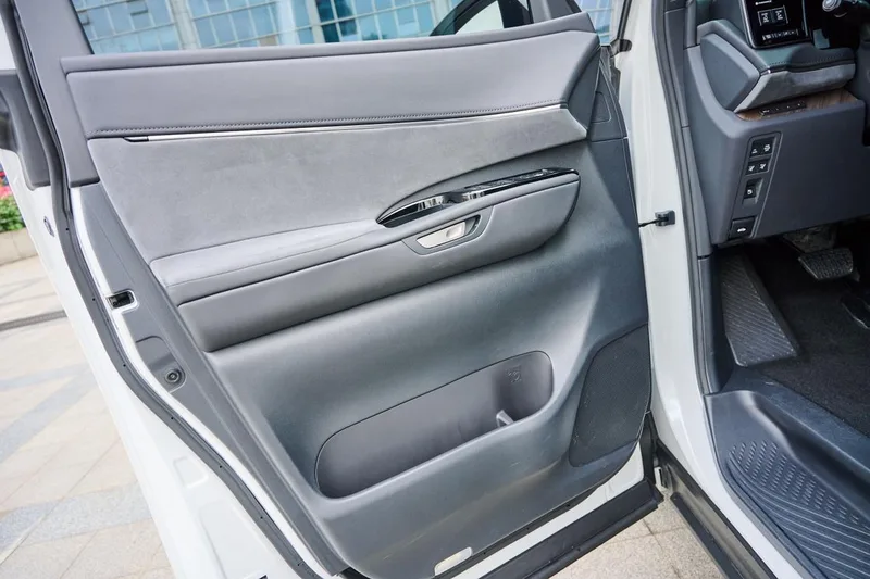 Lexus LM 2023 500h DIRECT4 Six Seat Prestige Edition interior photo 19 Lexus LM 2023 500h DIRECT4 Six Seat Prestige Edition interior photo 19