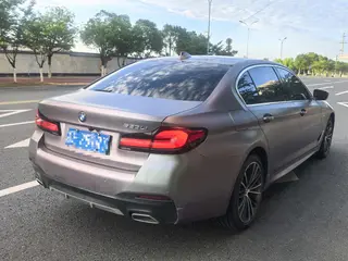 BMW 5 Series 2023 530Li Líder M Conjunto deportivo exterior foto 5 BMW 5 Series 2023 530Li Líder M Conjunto deportivo exterior foto 5