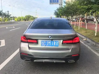 BMW 5 Series 2023 530Li Líder M Conjunto deportivo interior foto 6 BMW 5 Series 2023 530Li Líder M Conjunto deportivo interior foto 6