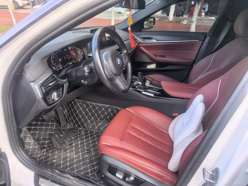 BMW 5 Series 2023 530Li Líder M Conjunto deportivo interior foto 7 BMW 5 Series 2023 530Li Líder M Conjunto deportivo interior foto 7